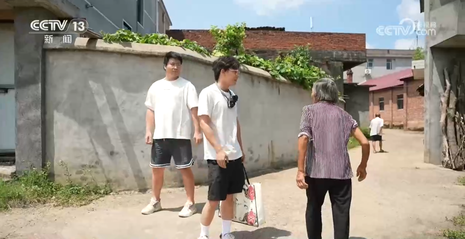 “修”行路上｜暑假自驾下乡 两名学生免费给大爷大妈修家电