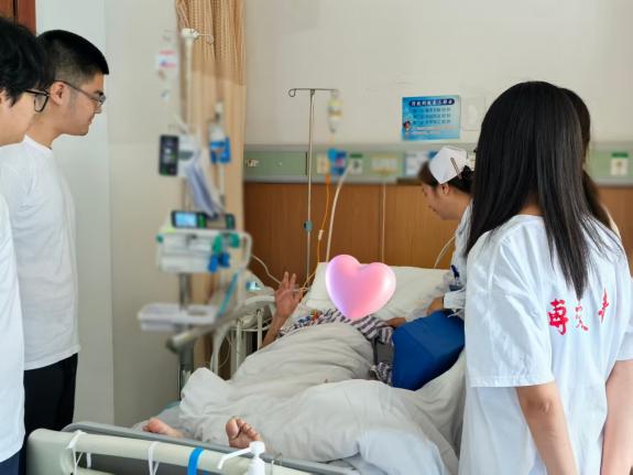 以倾听抵达心灵，以手语传递温暖 ——南通大学医学院“暖夕安护”志愿服务团走进缓和医疗病区