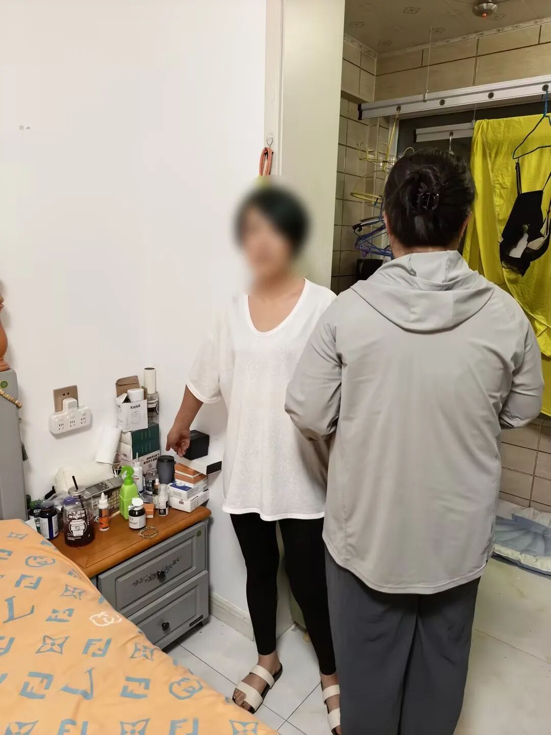 不满前男友恋爱，女子伙同现男友盗窃前男友家，非法获利15万余元