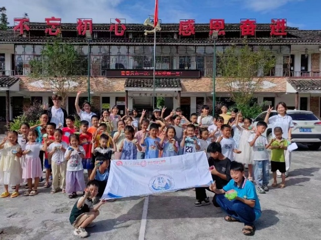 铸牢同心根基 促进民族交融｜南京工程学院艺术与设计学院“湛艺露堂”支教团赴黎平八舟社区开展暑期助学实践