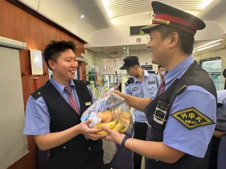 月满旅途 情暖车厢|南昌车队中秋伴旅客度佳节