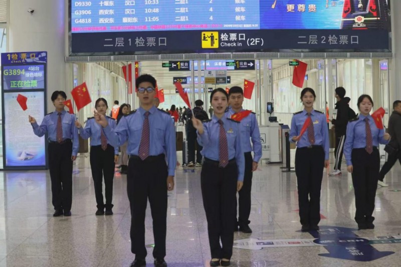 十堰东站国庆快闪温暖旅客出行路 武西高铁护航假日运输