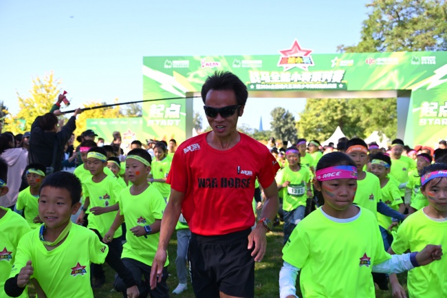 世界冠军赵家驹走进战马全能小将北京站 以坚持精神激励千名少年勇敢奔跑