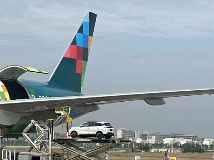 首飞!国产新能源汽车从福州新区(长乐区)空运出口英国