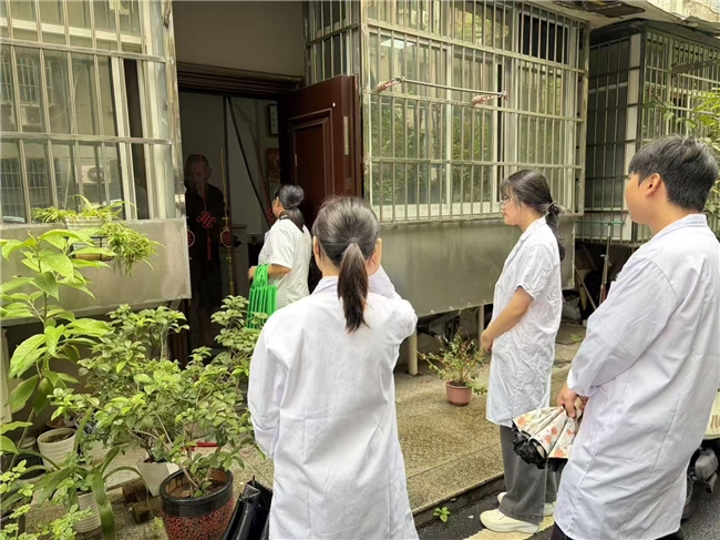 家庭医生进家门 青春服务暖民心