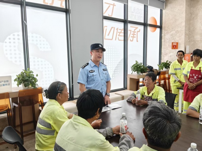 情暖环卫 反诈同行|前所派出所开展环卫工人专场反诈宣传慰问活动