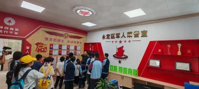 情系老兵 致敬英雄！福建华夏学校永定校区 学子走进光荣院开展拥军敬老活动