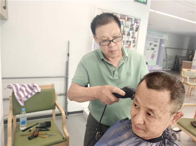 暖心义剪进社区 关爱老人暖人心