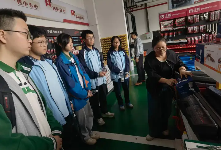 从课堂到产业带,中职学子用AI破解电商视觉
