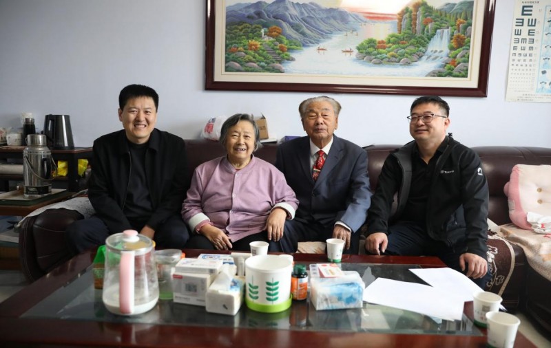 河北承德县中医院开展重阳节慰问退休干部及社区敬老义诊活动